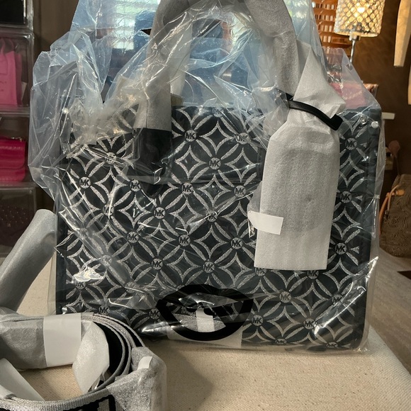 Michael Kors Black and White Tote Bag Black Silver is her Nickname - Picture 2 of 4